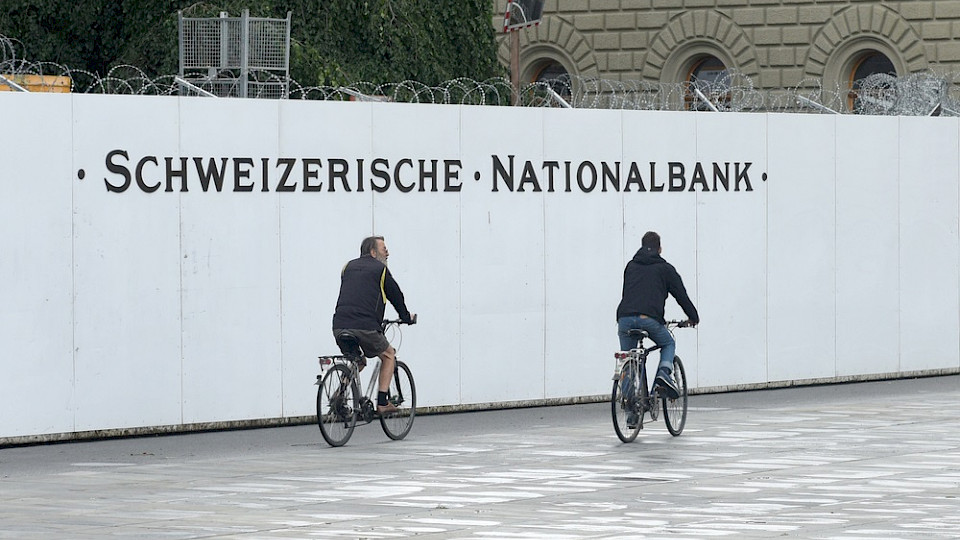 Mit dem Zinsentscheid fährt die Schweizer Nationalbank einen neuen Kurs (Foto Bumble Dee/ Shutterstock)