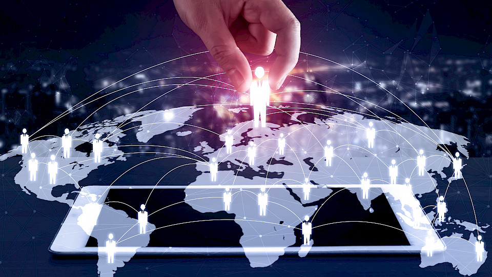 Der in vielen Ländern angespannte Arbeitsmarkt setzt eine Lohn-Preis-Spirale in Gang. (Bild: Shutterstock.com/Blue Planet Studio)