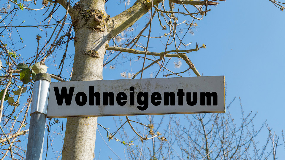 Das Angebot an Wohneigentum bleibt knapp, der Zenit der Preisentwicklung dürfte laut CS aber erreicht sein. (Bild: Shutterstock.com/Pusteflower9024)