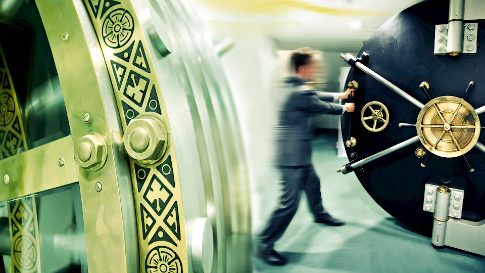 Früher wurden Wertpapiere noch physisch in massiven Banktresoren aufbewahrt (Bild: shutterstock / ariadna de raadt).