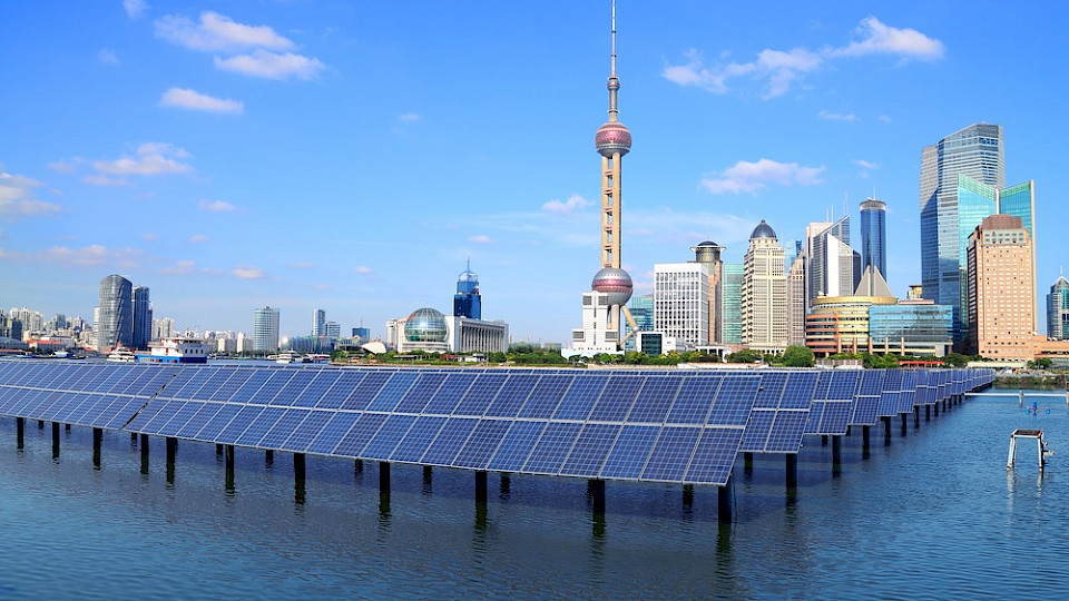 China will bis 2060 kohlenstoffneutral werden: Solarpanels in Shanghai (Foto Shutterstock/ AristicPhoto)