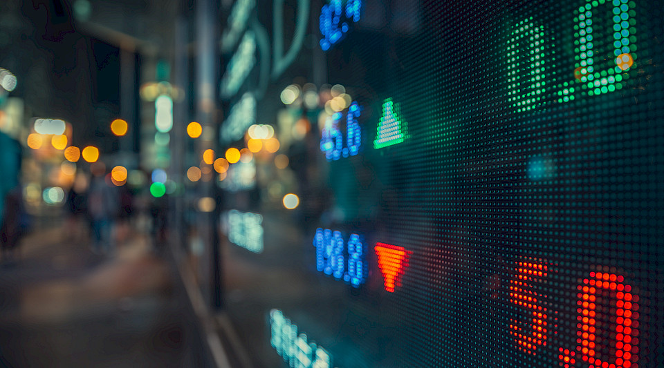 Im aktuell volatilen Marktumfeld zeigt der Dow Jones die solidere Performance als der S&P500. (Bild: Shutterstock.com/katjen)