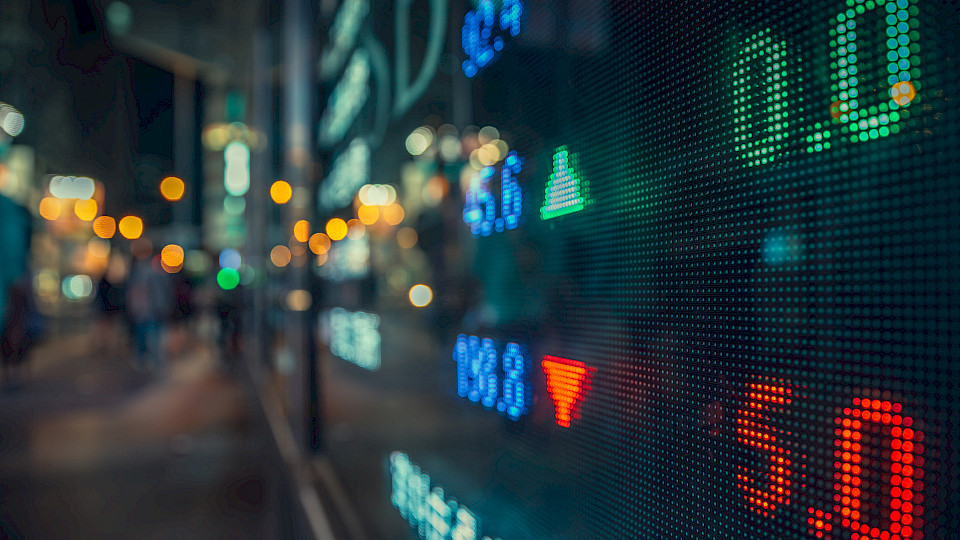 Im aktuell volatilen Marktumfeld zeigt der Dow Jones die solidere Performance als der S&P500. (Bild: Shutterstock.com/katjen)