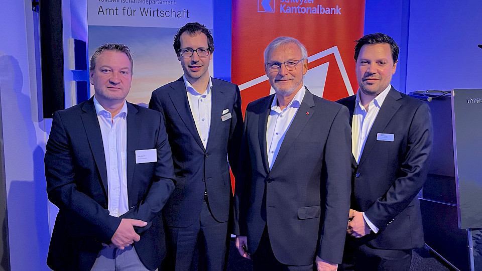 Von links: Urs Durrer, Vorsteher des Amts für Wirtschaft, Adrian Eggenberger, Leiter Firmenkunden der Schwyzer KB, Regierungsrat Andreas Barraud, Vorsteher Volkswirtschaftsdepartement und Thomas Rühl, CIO der SZKB. (Bild: zvg)