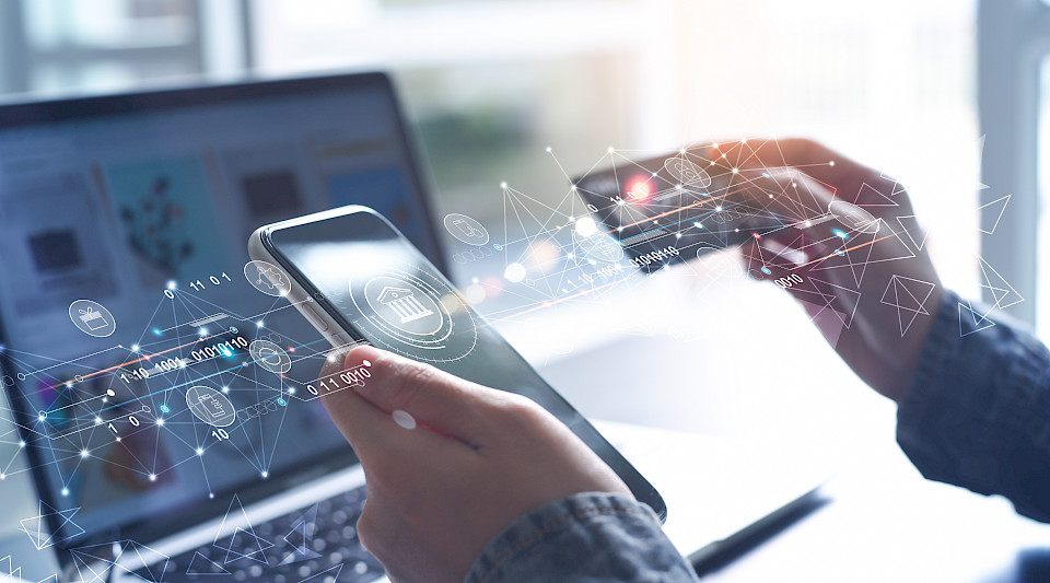 Vor allem junge Leute legen ihr Geld fast nur noch über Anlage-Apps an. (Bild: Shutterstock.com/TippaPatt)