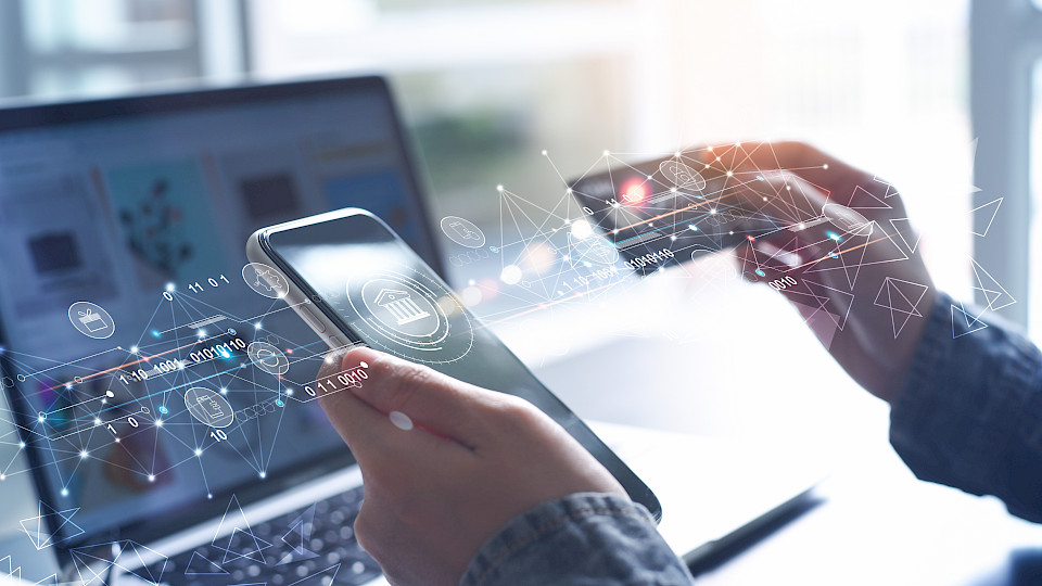 Vor allem junge Leute legen ihr Geld fast nur noch über Anlage-Apps an. (Bild: Shutterstock.com/TippaPatt)