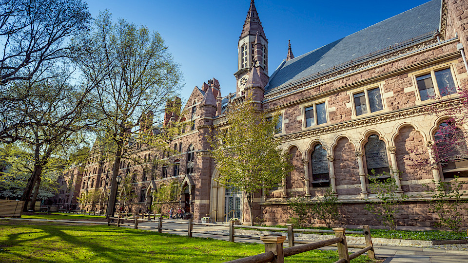 Grosse US-Universitäten wie Yale (im Bild) finanzieren sich über Stiftungen. Sie erweisen sich dabei als erfolgreiche Investoren. (Bild: Shutterstock.com/f11Photo)