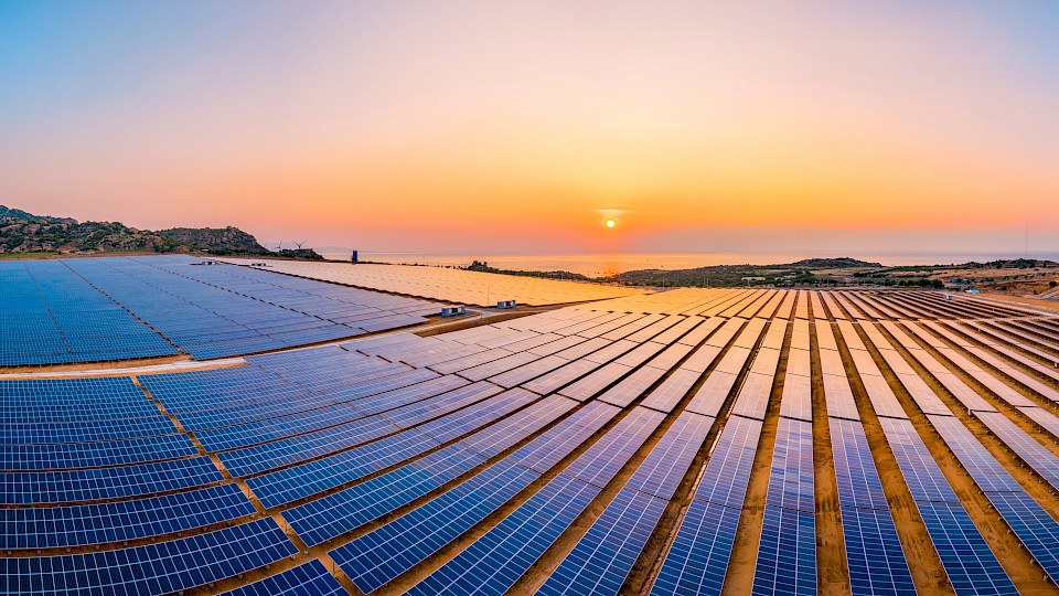 Investitionen in saubere, nachhaltige Energie in Schwellenländern müssen bis 2030 um 700% steigen. (Bild Shutterstock/Terelyuk)