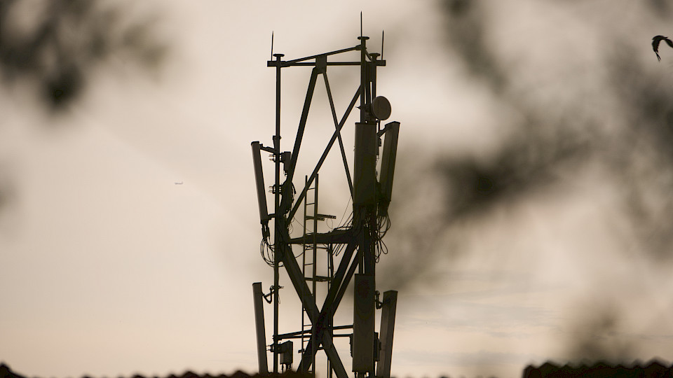 Im High-Yield-Sektor finden Anlegerinnen und Anleger beispielsweise in der Telekom-Branche interessante Gelegenheiten. (Bild: Shutterstock.com/Kishore Newton)