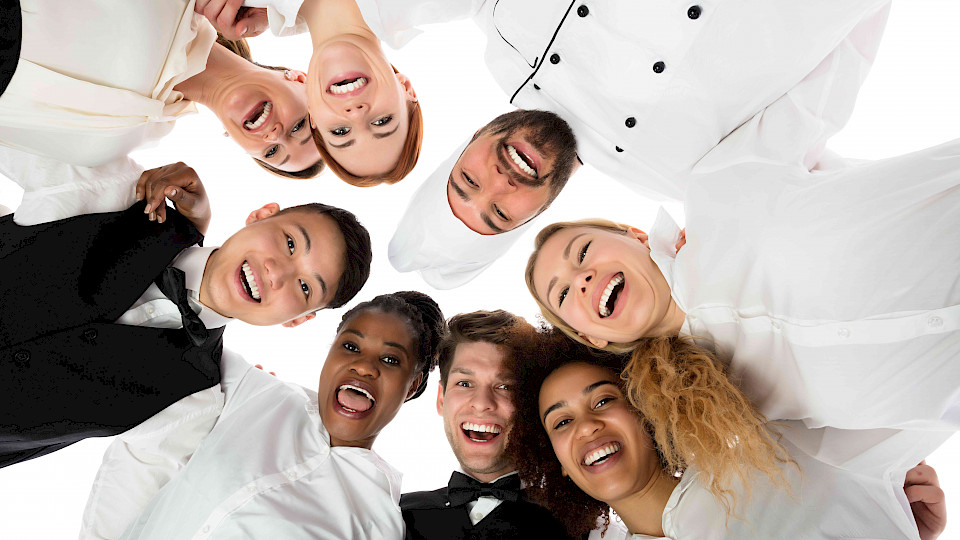 Allein im Gastgewerbe gab es im dritten Quartal 18 000 Stellen mehr zu besetzen. (Bild Shutterstock/Andrey Popov)