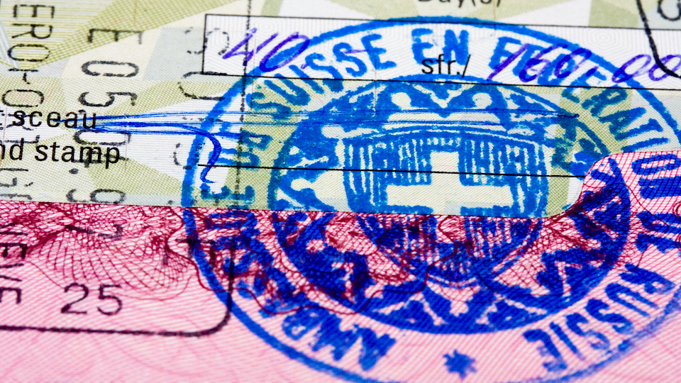 Die Zuwanderung in die Schweiz dürfte 2023 hoch bleiben. (Bild Shutterstock/FotograFFF)