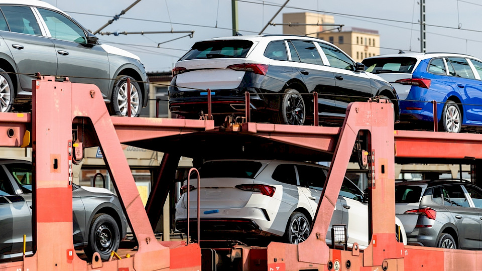 Im Oktober gab es deutlich mehr Aufträge für die deutsche Autoindustrie. (Bild Shutterstock/Gorloff-KV)