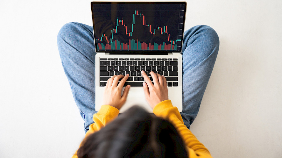 Frauen sind gegenüber Aktienanlagen für die Altersvorsorge deutlich skeptischer als die deutschen Männer. (Bild Shutterstock/Monster Ztudio)