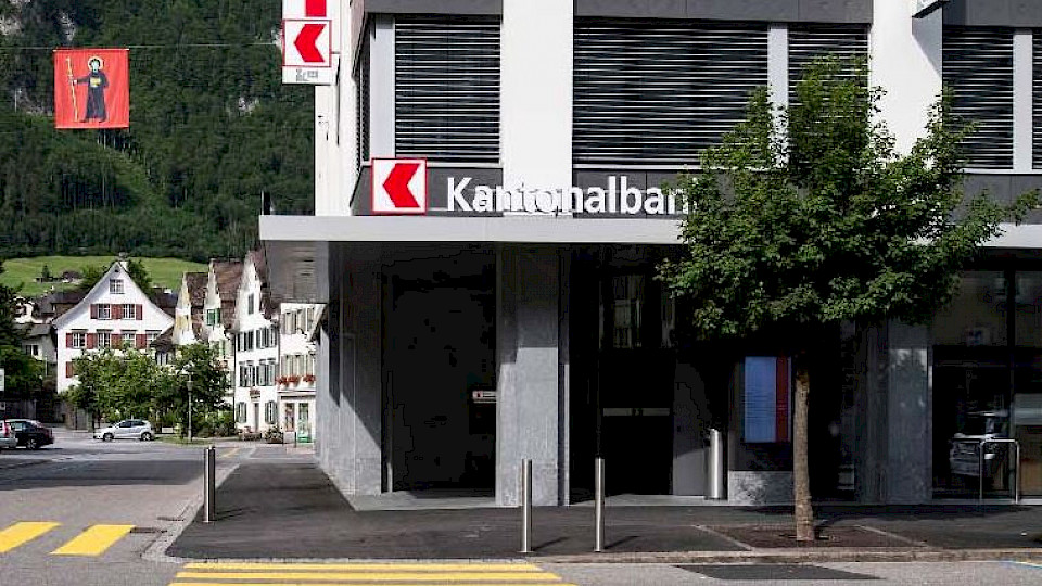 Die Juristin Ariane Riedi Wirth arbeitet seit 2020 bei der Glarner Kantonalbank. (Bild: zvg)