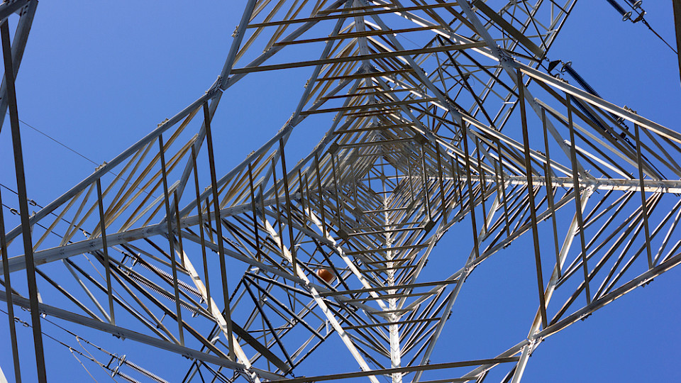 Stromübertragungsnetze sind wichtige, nachhaltige Sachwerte. (Bild Shutterstock/Jorge Botella Molina)