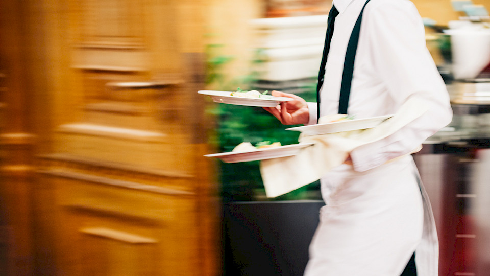Im Gastgewerbe gibt es im Winter üblicherweise weniger Arbeit. (Bild Shutterstock/Mark Umbrella)