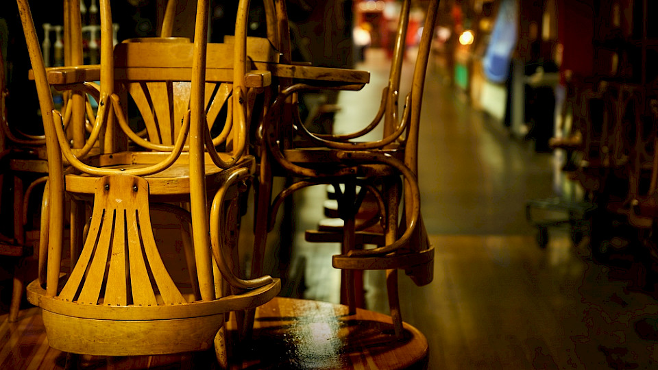 Das Gastgewerbe sticht bei den hohen Konkurszahlen erwartungsgemäss heraus. (Bild Shutterstock/Max Lindenthaler)