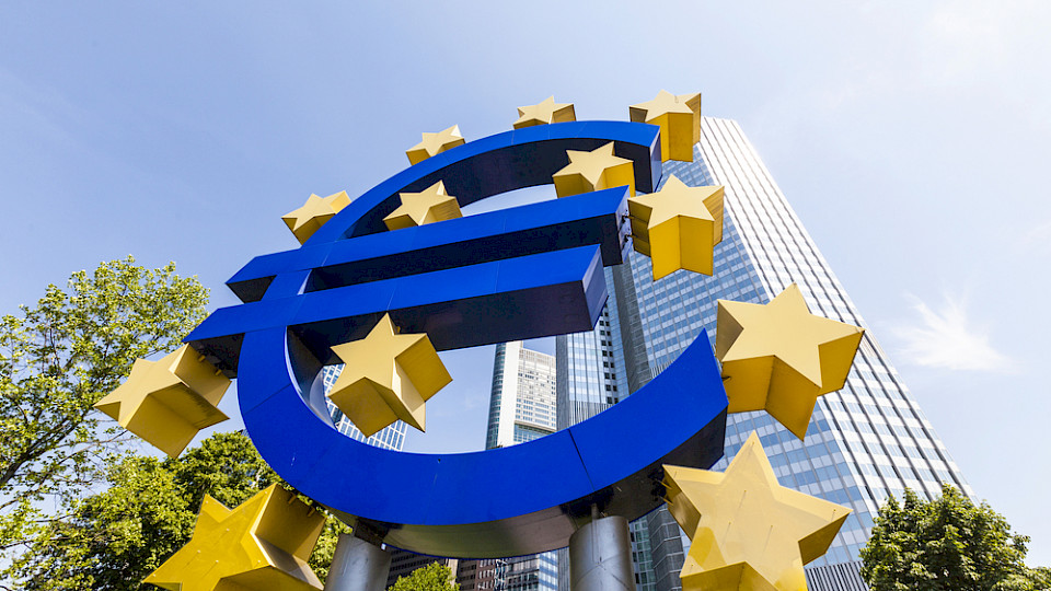 Die von der EZB befragten Ökonomen erhöhen die Inflationsprognosen. (Bild Shutterstock/travelview)