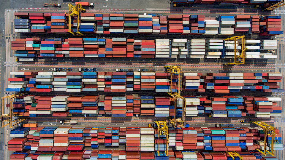 Nur noch acht Prozent aller weltweit verschifften Güter stecken derzeit fest. Zu den Hochzeiten der Lieferengpässe waren es fast 14%. (Bild Shutterstock/MAGNIFIER)