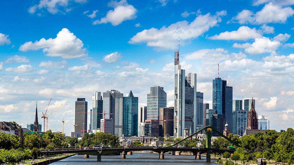 In Frankfurt sanken die Immobilienpreise im vierten Quartal 2022 um fast 5 Prozent. (Bild Shutterstock/Sergii Figurnyi)