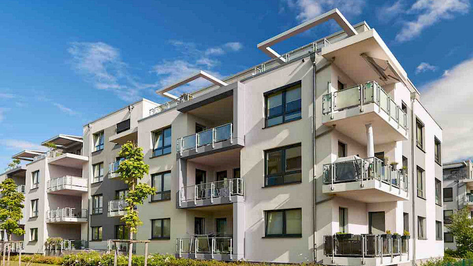 Die angebotenen Mietwohnungen wurden im Januar teurer, allerdings gibt es grosse regionale Unterschiede. (Bild Shutterstock/Robert Kneschke)