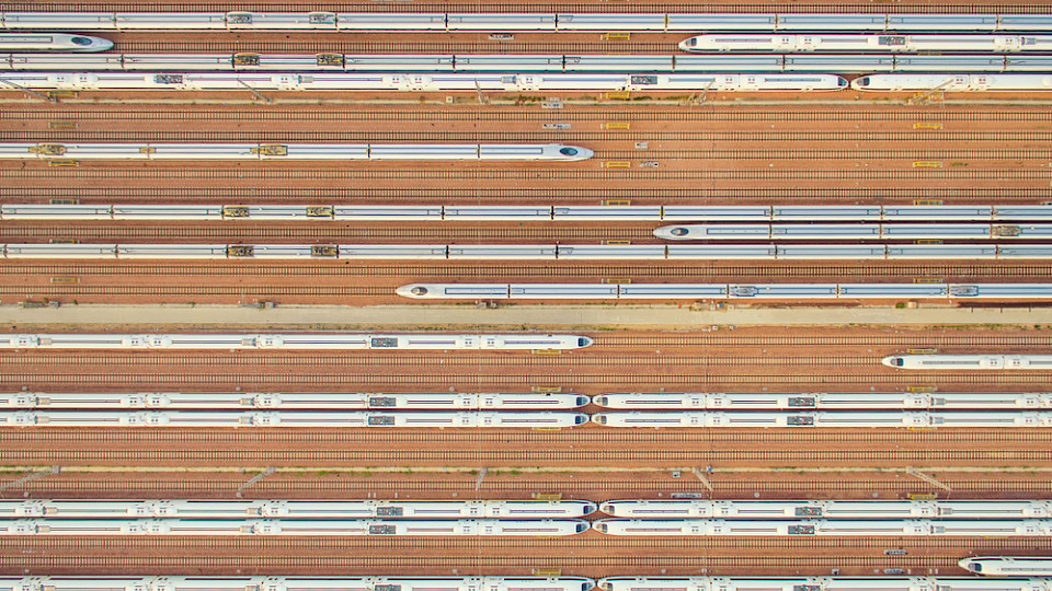 Eindrückliche Hochgeschwindigkeitszüge in China. Der neue Invesco Global High Yield Corporate Bond setzt auch auf Schwellenländer. (Bild Shutterstock/Nauer)