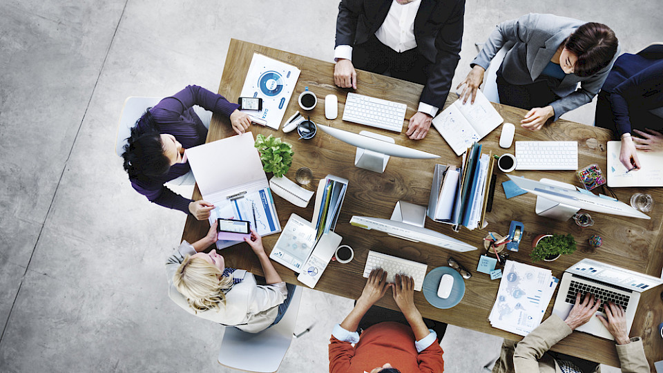Weniger erwerbstätige Frauen, aber mehr Vollzeitäquivalente, das heisst Frauen stocken ihre Pensen auf. (Bild Shutterstock/Rawpixel)