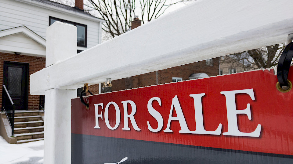 Höhere Hypothekarzinsen schlagen auf die Hausverkäufe in den USA durch. Ihre Zahl geht seit einem Jahr zurück. (Bild: Shutterstock.com/Elena Berd)