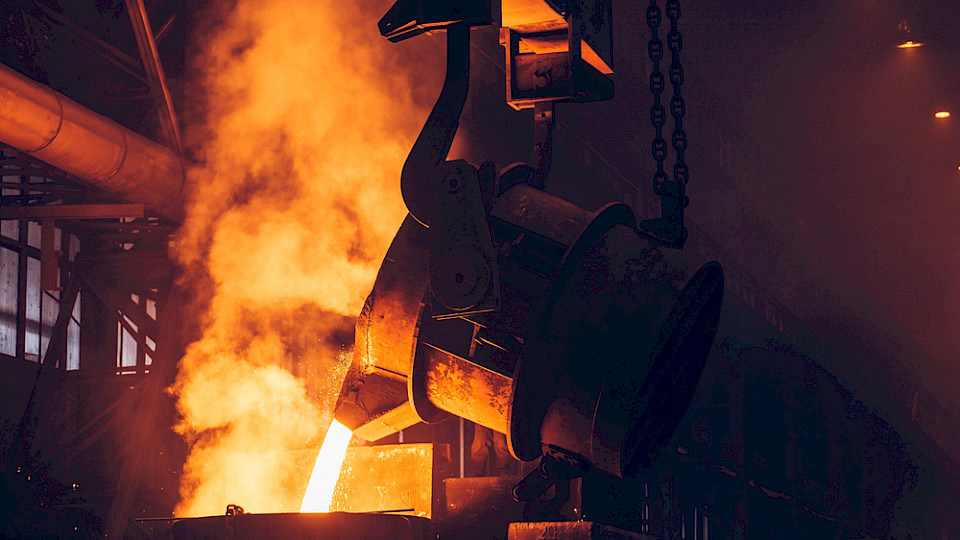 Bis 2045 soll die Stahlproduktion von Thyssenkrupp komplett klimaneutral sein. (Bild Shutterstock/DedMityay)