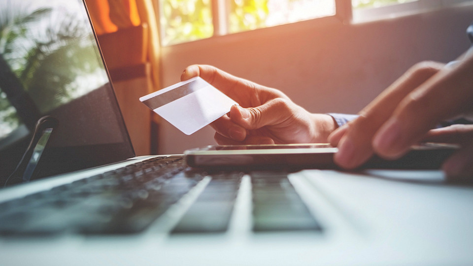 Die Schweizer Bevölkerung kaufte vor allem im Ausland weniger online. Hier sanken die Umsätze um 5 Prozent. (Bild Shutterstock/Indypendenz)