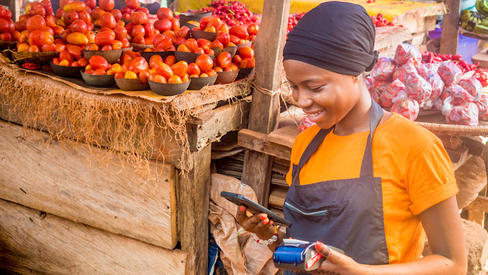 Zugang zu Telecomleistungen ist für Frauen in Afrika besonders wichtig, um am gesellschaftlichen und Arbeitsleben teilnehmen zu können. (Foto I_am_zews/Shutterstock)