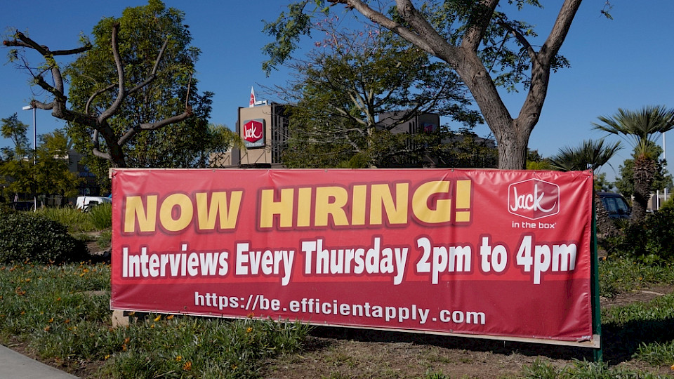 Eine Abkühlung des heiss gelaufenen Arbeitsmarkt wäre aus Sicht der Fed wünschenswert. (Bild Shutterstock/Simone Hogan)