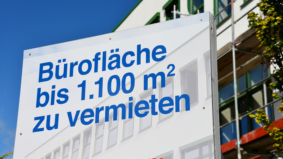 Bürogebäude sind aktuell deutlich weniger gefragt, zweitklassige Lagen sind stark unter Druck. (Bild Shutterstock/nitpicker)