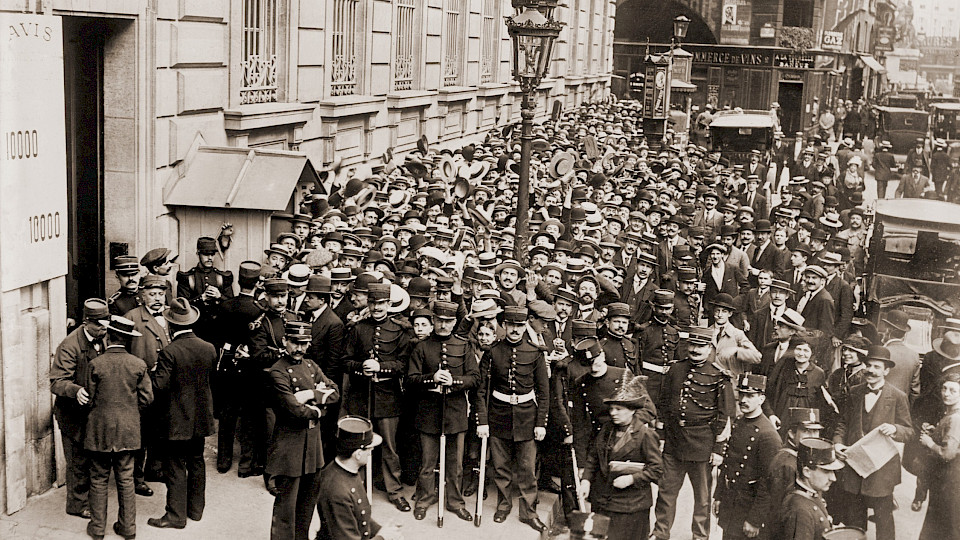 Kundengedränge vor Banken wie hier in Paris um 1900 sind selten ein gutes Omen (Bild: shutterstock / Everett Collection)