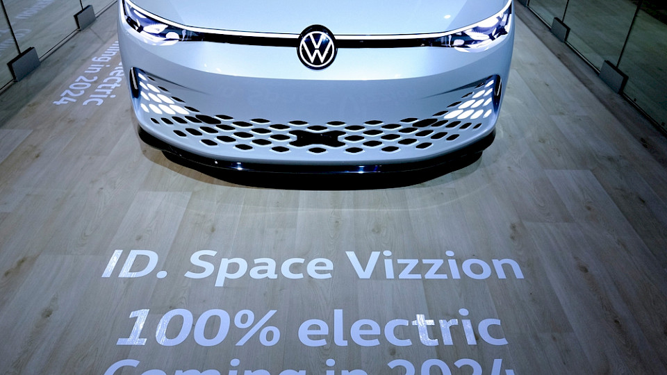 VW setzt zwei Drittel seiner Investitionen für Digitalisierung und Elektrifizierung ein. (Bild Shutterstock/Alexandros Michailidis)