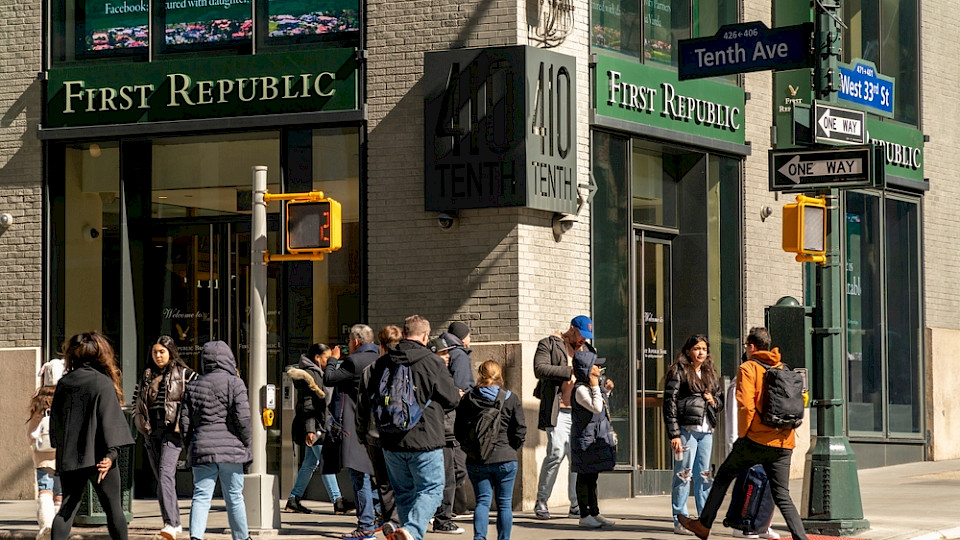 Grossbanken unterstützen die kalifornische Regionalbank, das beruhigt die Märkte kurzfristig. (Bild Shutterstock/rblfmr)