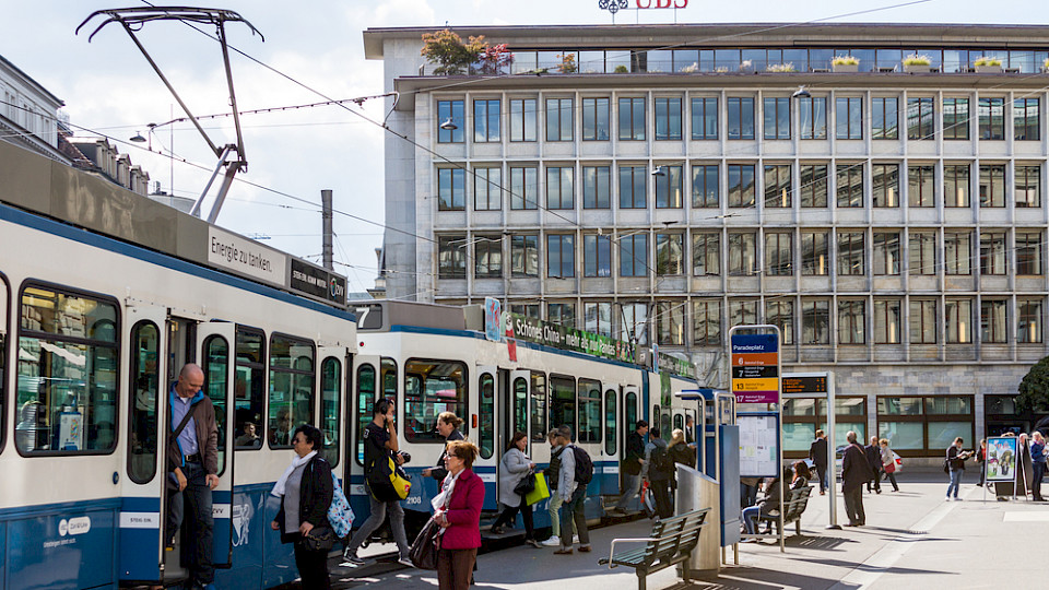 Die UBS muss wohl helfen, die CS-Krise zu lösen. (Bild Shutterstock/pick2510)