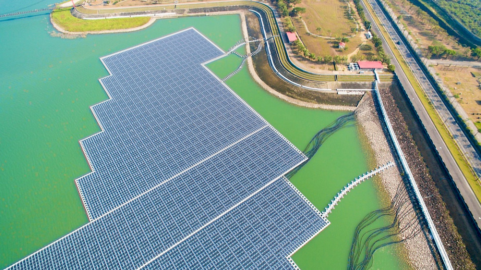 Die Installation von Sonnenkollektoren auf Stauseen ermöglicht eine effizientere Stromerzeugung aus Sonnenenergie. (Bild Shutterstock/Tom Wang)