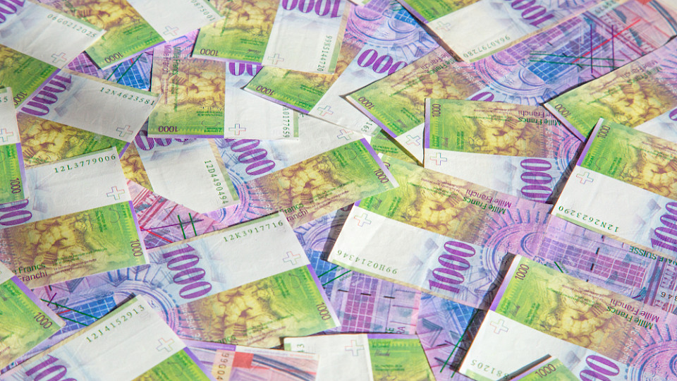 Mit den 1000er Noten kommt man nicht weit. Die CS  bezieht Milliarden von der SNB. (Bild Shutterstock/Fedor Selivanov)