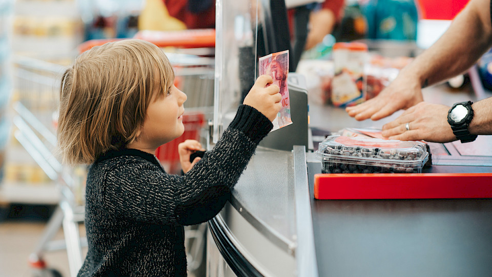 Das freut klein und gross: Die Teuerung sank in der Schweiz auf 2,9 Prozent. (Bild Shutterstock/Anna Nahabed)