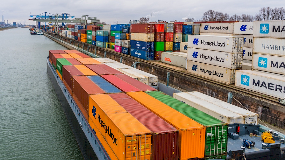 Deutschland exportierte im Februar vier Prozent mehr als im Vormonat. (Bild Shutterstock/Wirestock Creators)