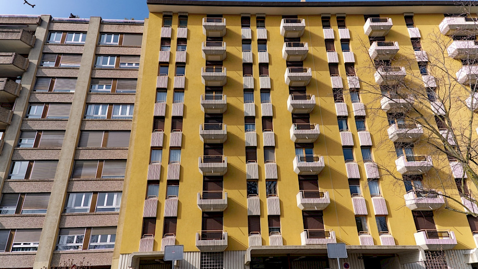 Die Preise für Mehrfamilienhäuser stiegen zuletzt noch minimal. (Bild Shutterstock/Michael Derrer Fuchs)