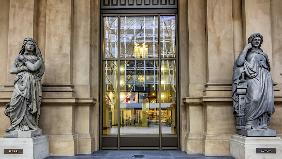 Grosse Investoren zogen Gelder aus Europa ab. Die Skulpturen vor der Frankfurter Wertpapierbörse bleiben unbeeindruckt. (Bild Shutterstock/Kiev.Victor)