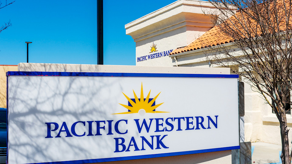 Die Pacific Western Bank sucht einen Käufer, die Kurse vieler anderer Regionalbanken sind weiter eingebrochen. (Bild Shutterstock/Michael Vi)