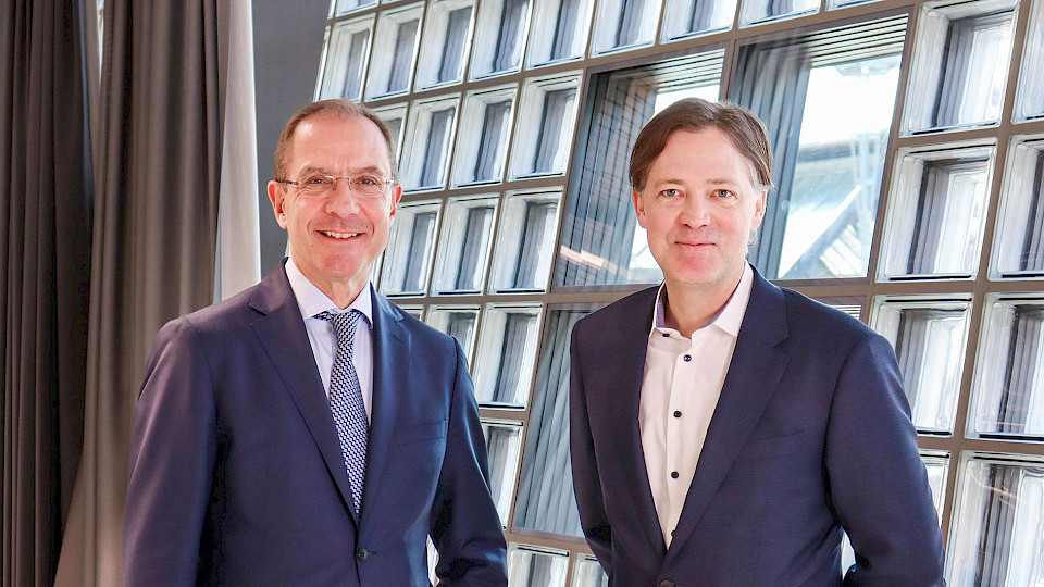 VR-Präsident Marcel Rohner (links) freut sich über die Ernennung von Roman Studer. (Bild pd)