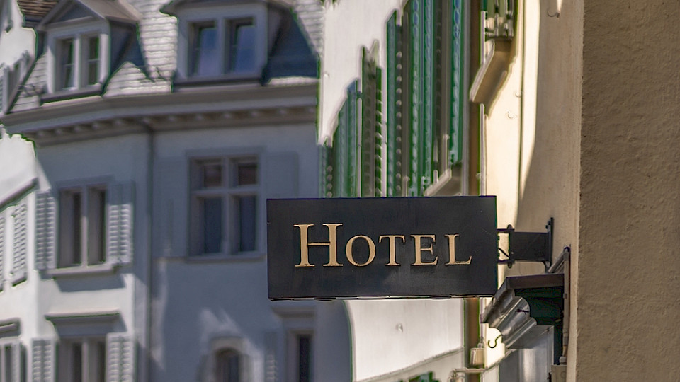 Die Preise für Hotelübernachtungen sanken im April deutlich, die gesamte Inflation ging leicht zurück. (Bild Shutterstock/Margitta Hamel)