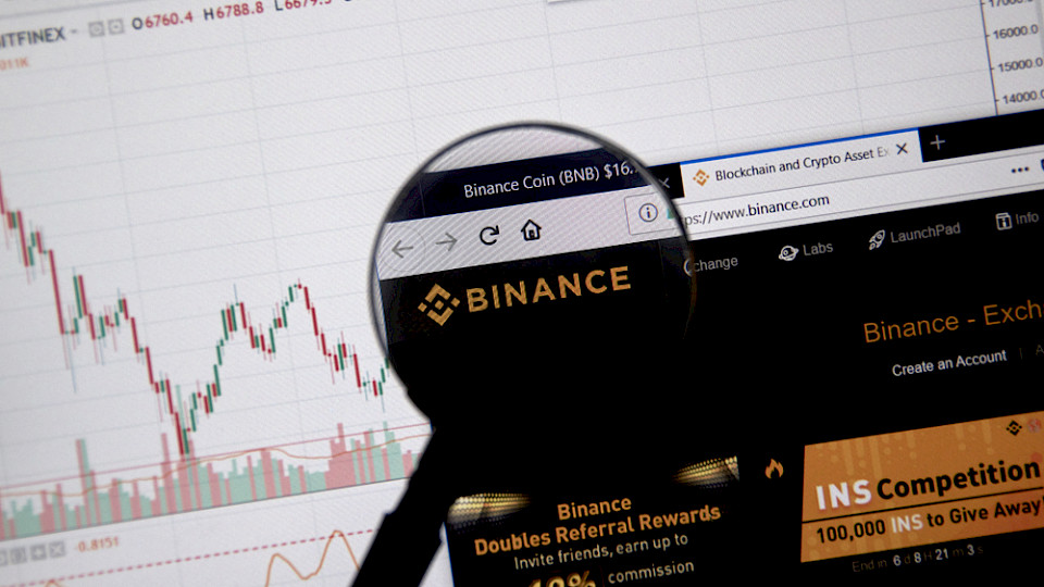 Binance pausiert die Auszahlungen von Bitcoins. (Bild Shutterstock/dennizn)