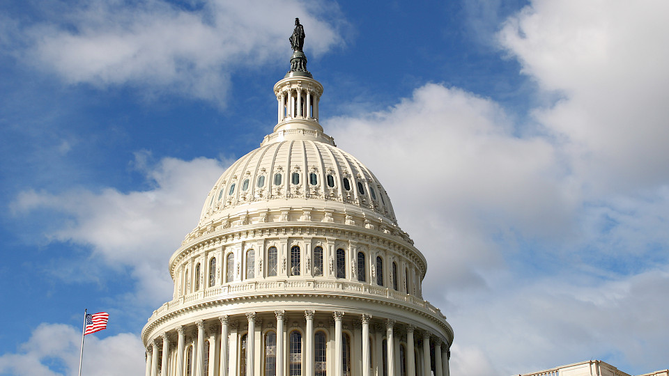 Führende Kongressmitglieder und die Regierung signalisieren Fortschritte in den Verhandlungen über die US-Schuldenobergrenze. (Bild: Shutterstock.com/Henrique Vicente)