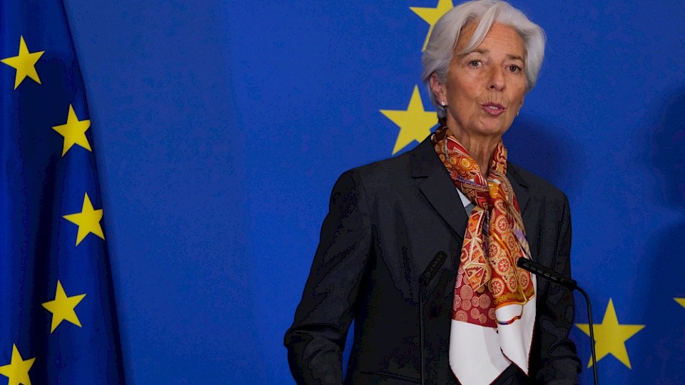 EZB-Chefin Christine Lagarde kämpft mit der hartnäckigen Inflation. (Bild Shutterstock/Alexandros Michailidis)