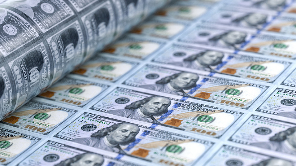 Die USA muss sehr viel Geld drucken um seine Schulden bedienen zu können. Fitch senkt den Ausblick auf negativ. (Bild Shutterstock/Corona Borealis Studio)
